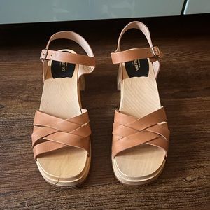 BNIB NWT Swedish Hasbeens high clogs